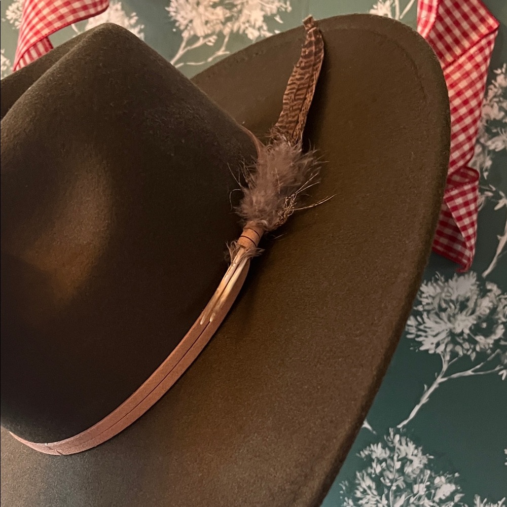 Cato wide brimmed Hat with Feather Accent